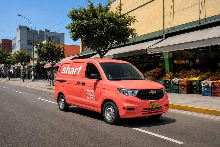 Van de reparto Sharf circulando en Lima