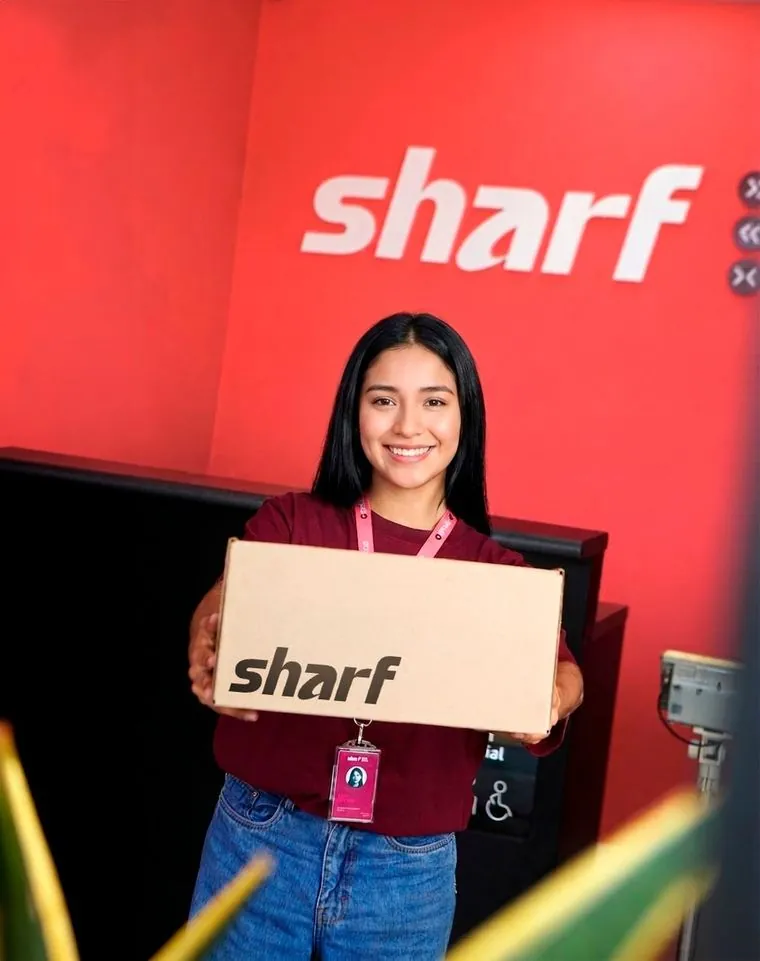 Colaboradora de Sharf entregando una caja preparada